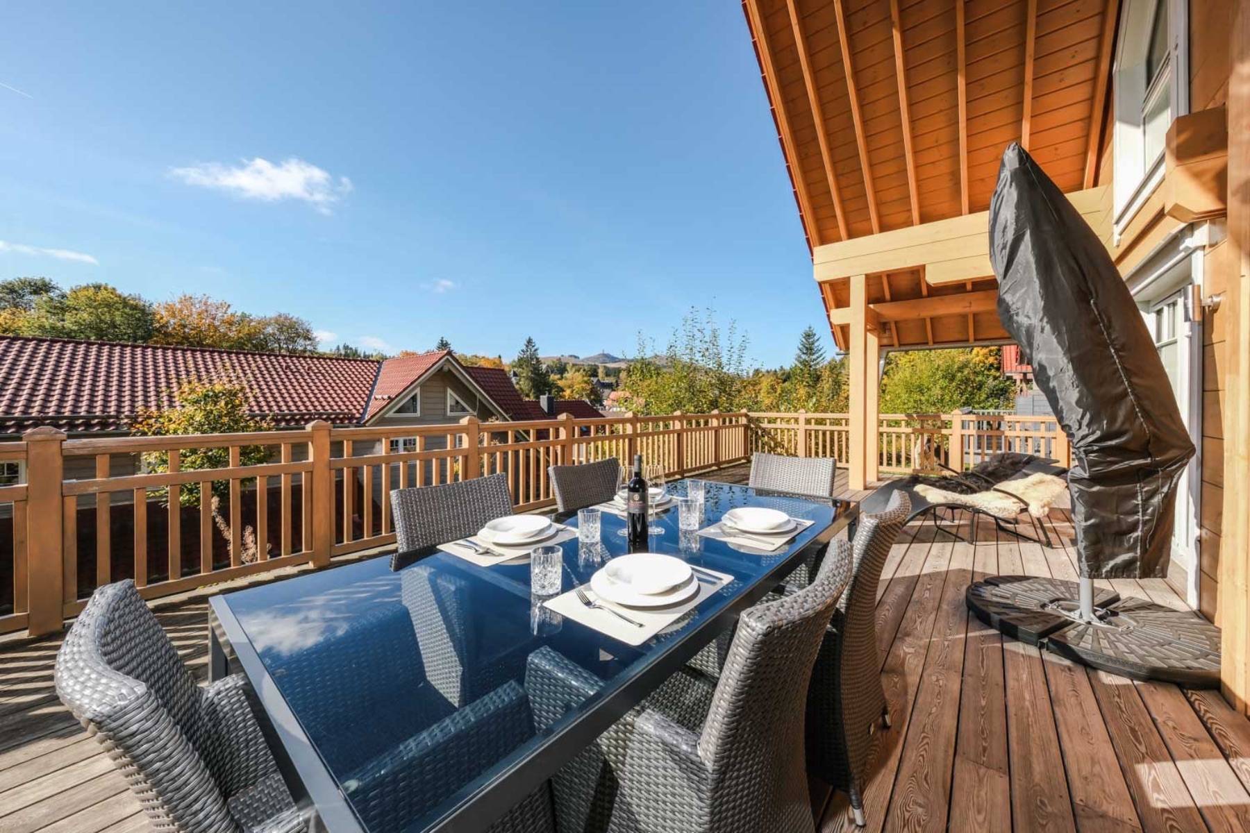 Die 60 m² große S-W-Panoramaterrasse ist der perfekte Ort zum Grillen, Chillen, Klönen, Feiern und ein augedehntes Sonnenbad