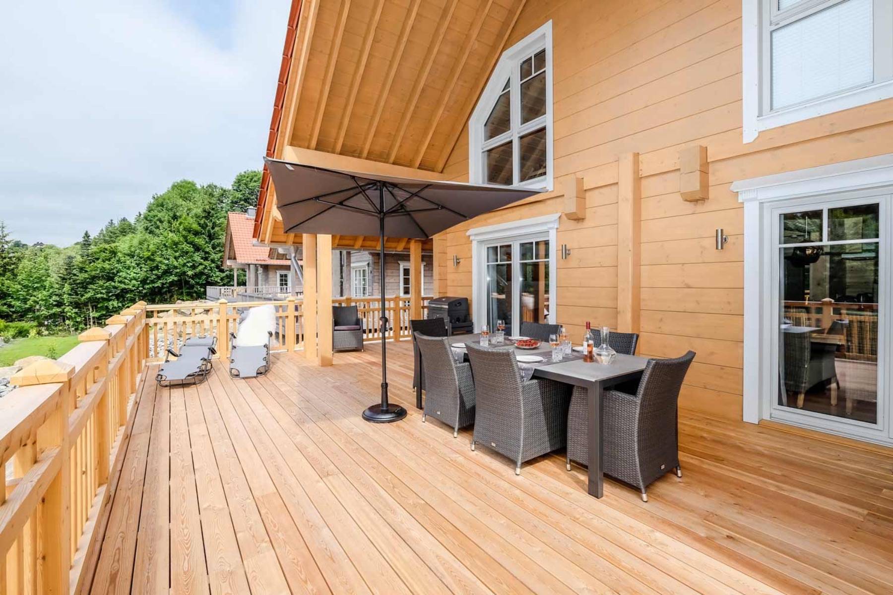 Die große Terrasse lädt zum Verweilen ein