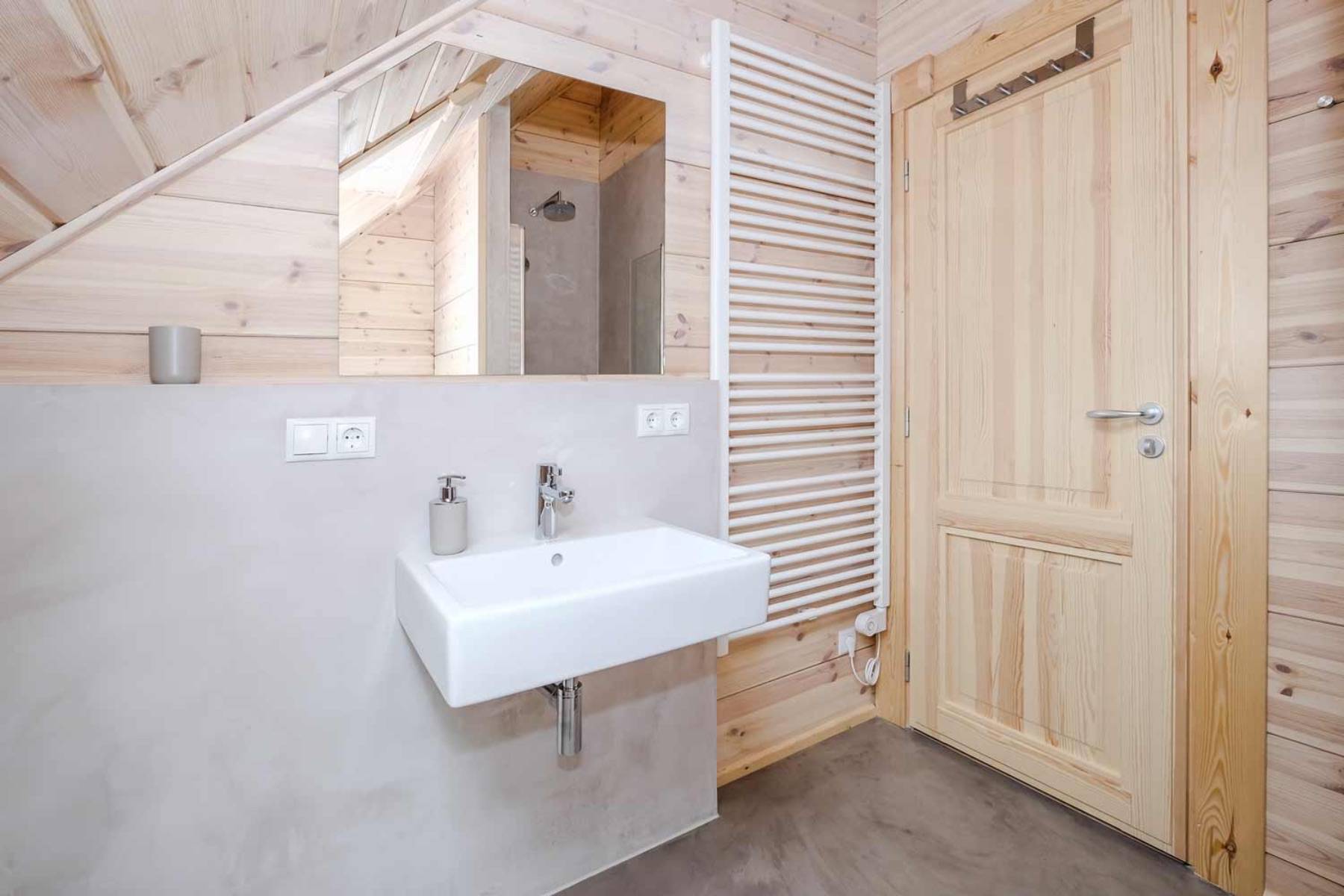 Das Bad im OG mit demselben Duschsystem analog zum EG