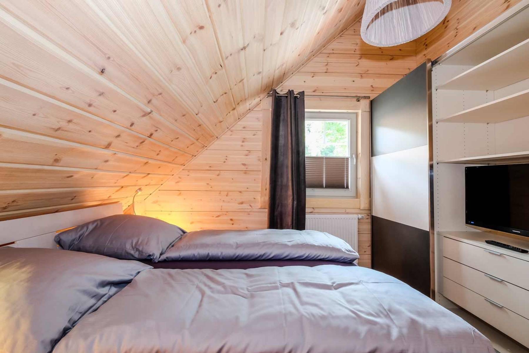 Viel Stauraum und ein Flatscreen im Schlafzimmer