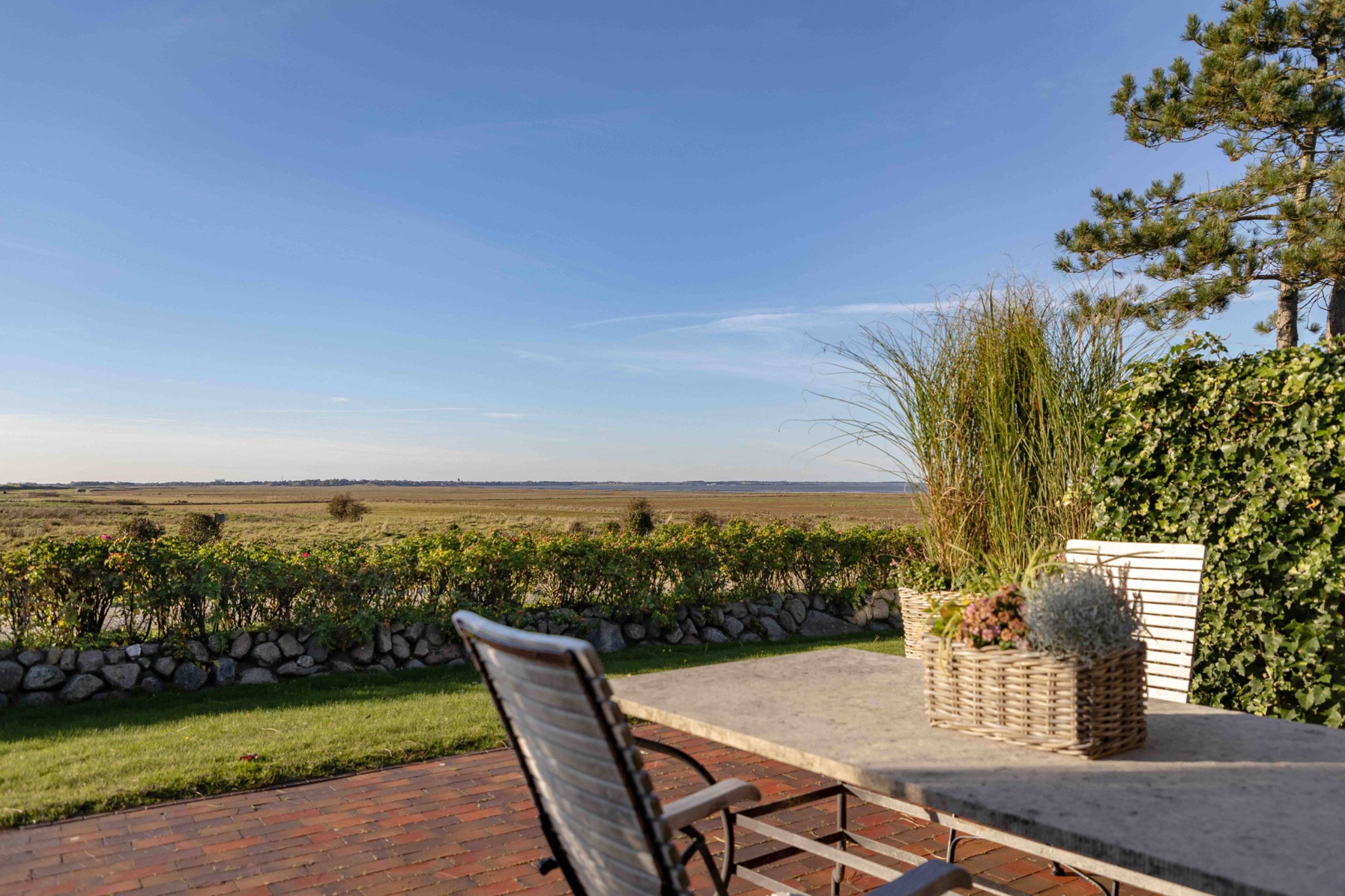 Der traumhafte Ausblick von der Terrasse auf das Wattenmeer