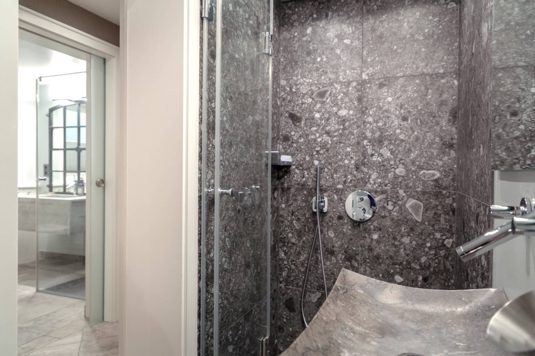 Zwei moderne Badezimmer stehen zur Verfügung.