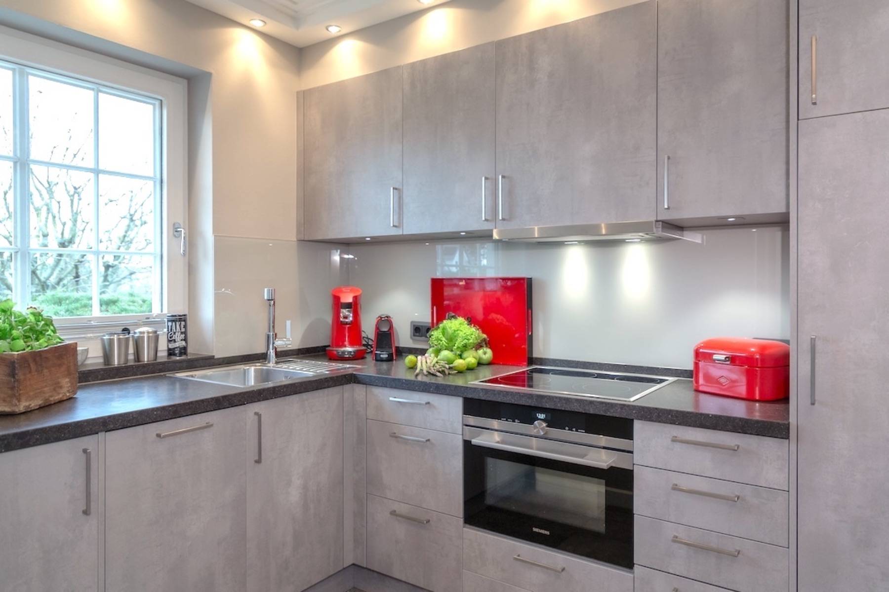 Die moderne Küche mit hochwertigen Elektrogeräten