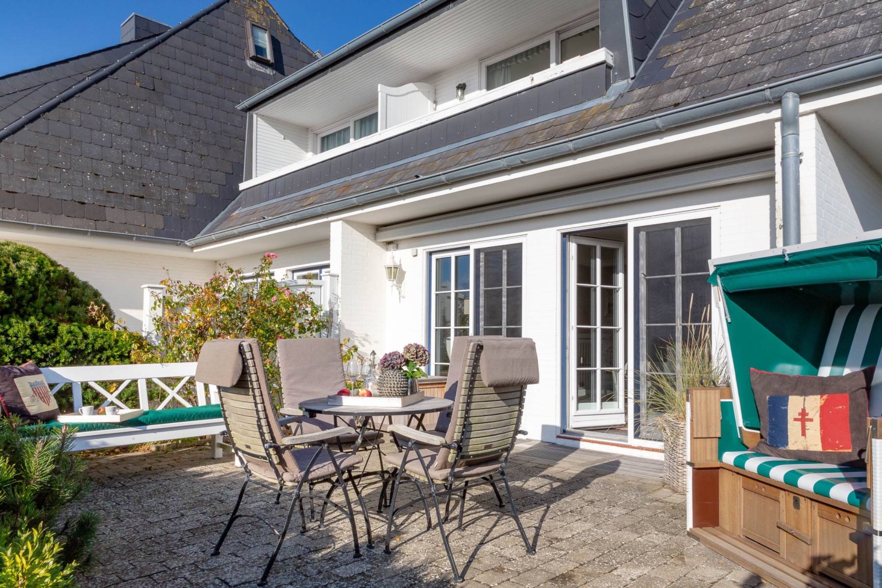 Auf der Terrasse laden Gartenmöbel von Garpa zum verweilen ein. 