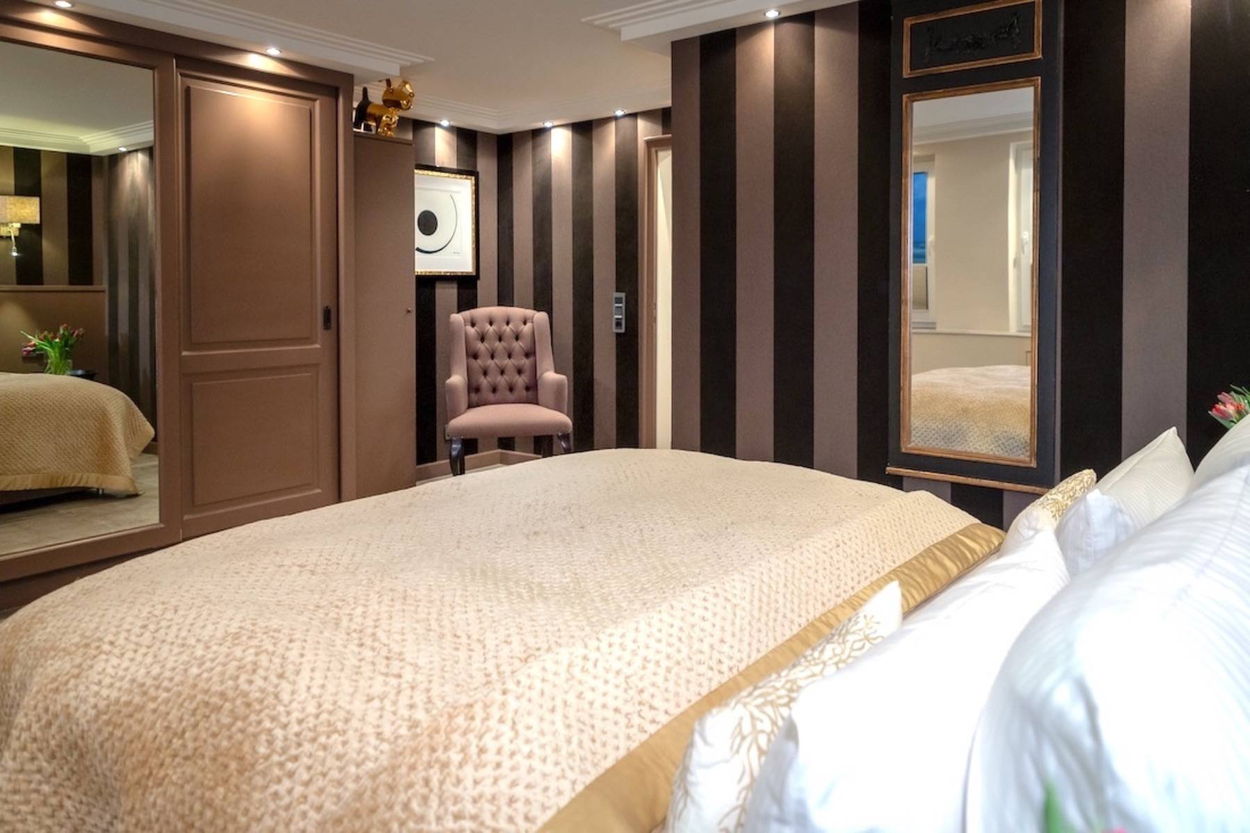 Ein Schlafzimmer mit viel Platz für Ihre Garderobe und einem Flachbildschirm