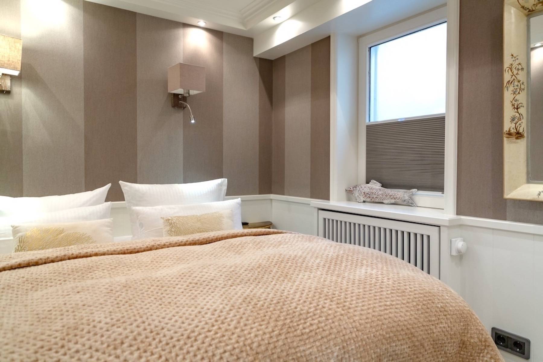 Das zweite Schlafzimmer mit Doppelbett von Treca Interior Paris