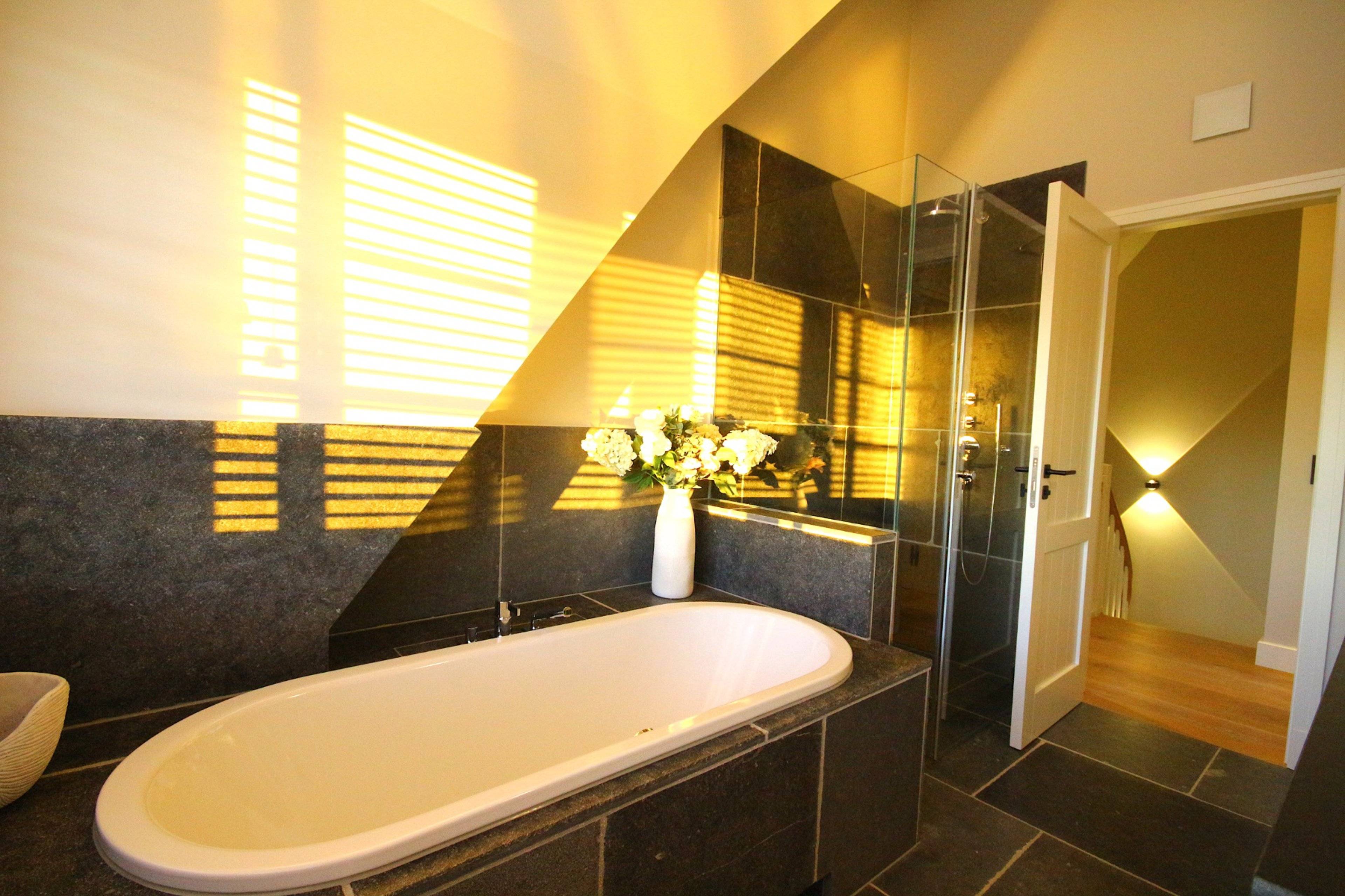 In der Badewanne entspannen und den Sonnenuntergang genießen!