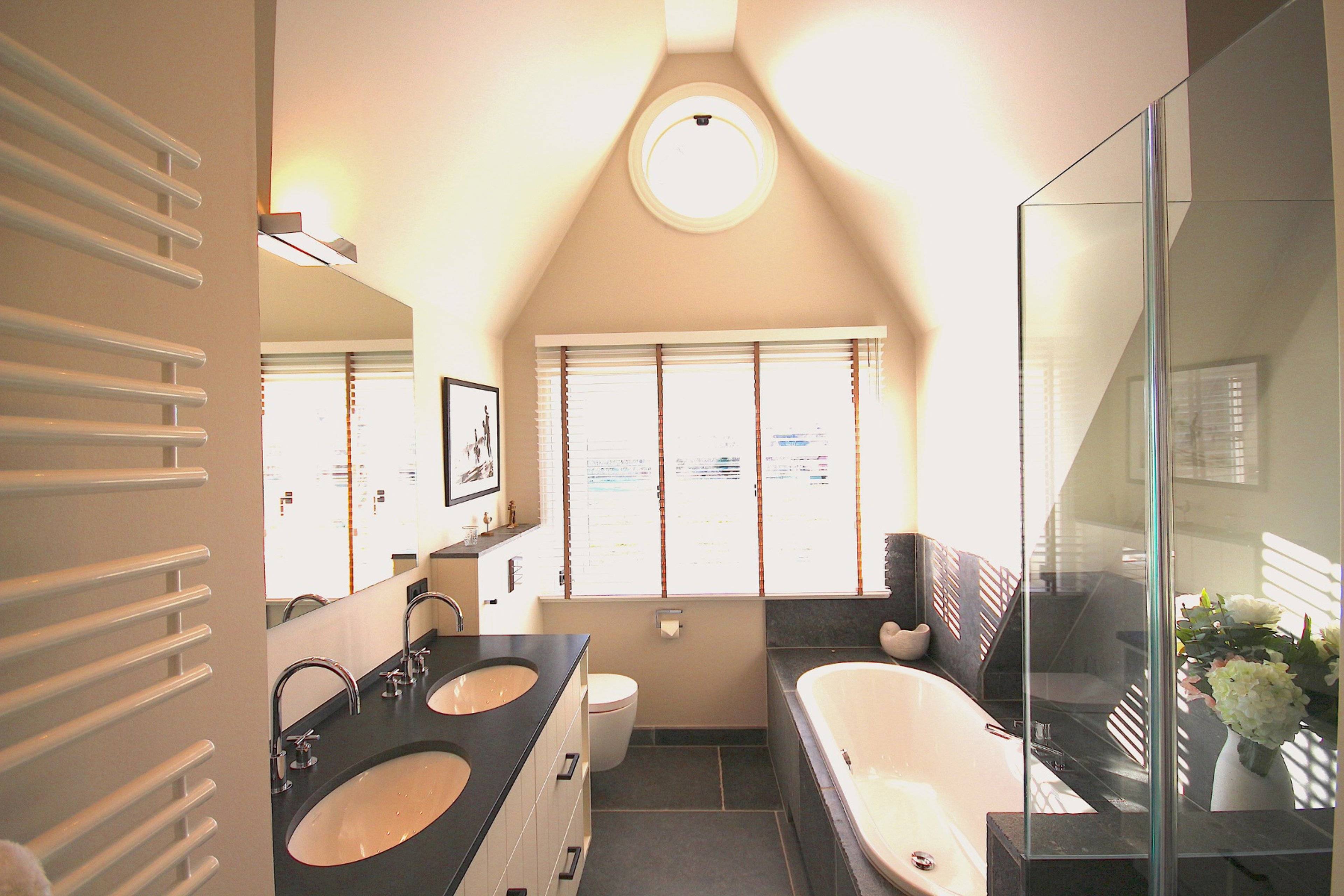 Badezimmer mit Badewanne und Dusche im Obergeschoss