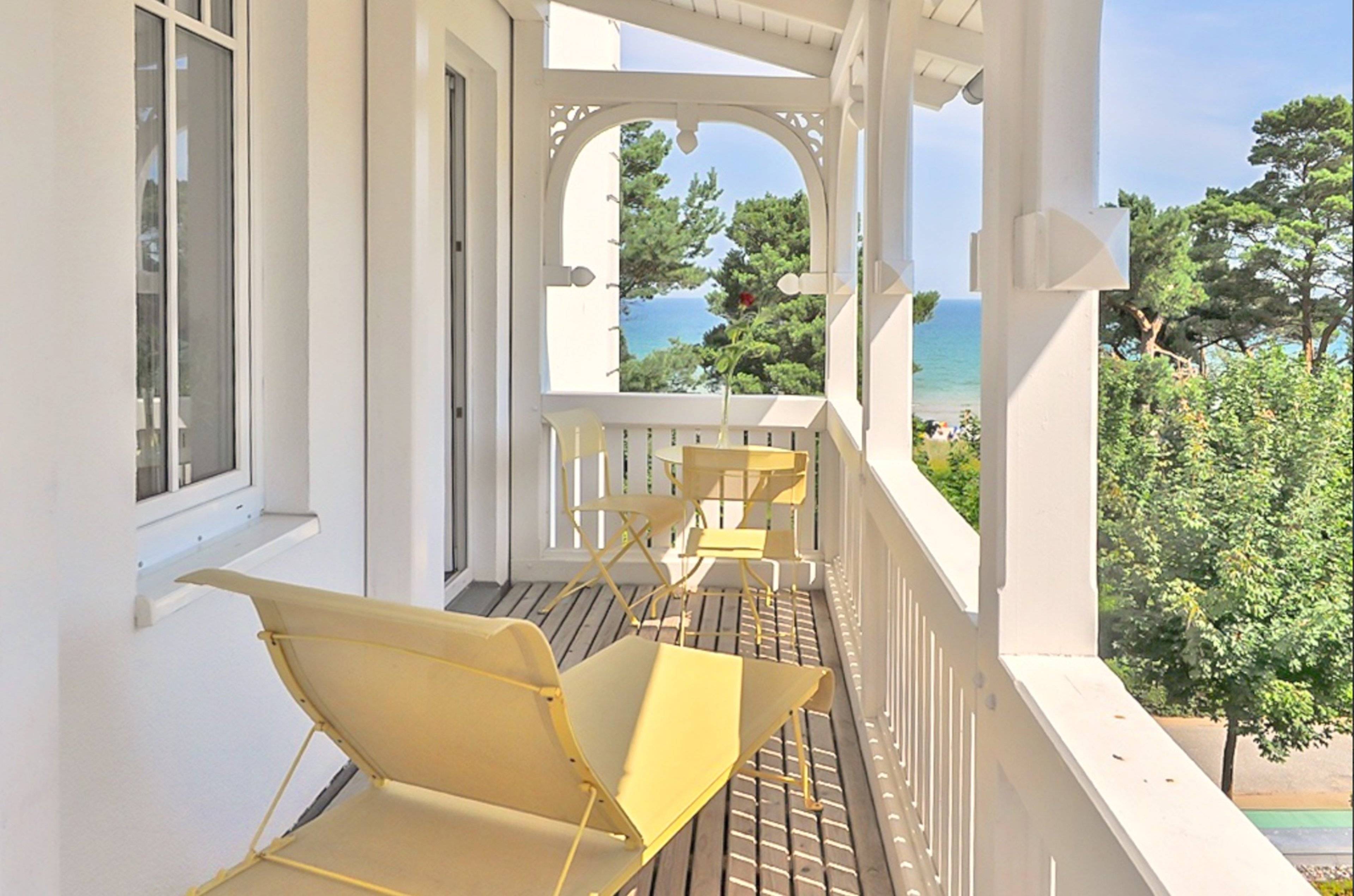 Relaxen Sie auf dem überdachten Balkon mit Meerblick