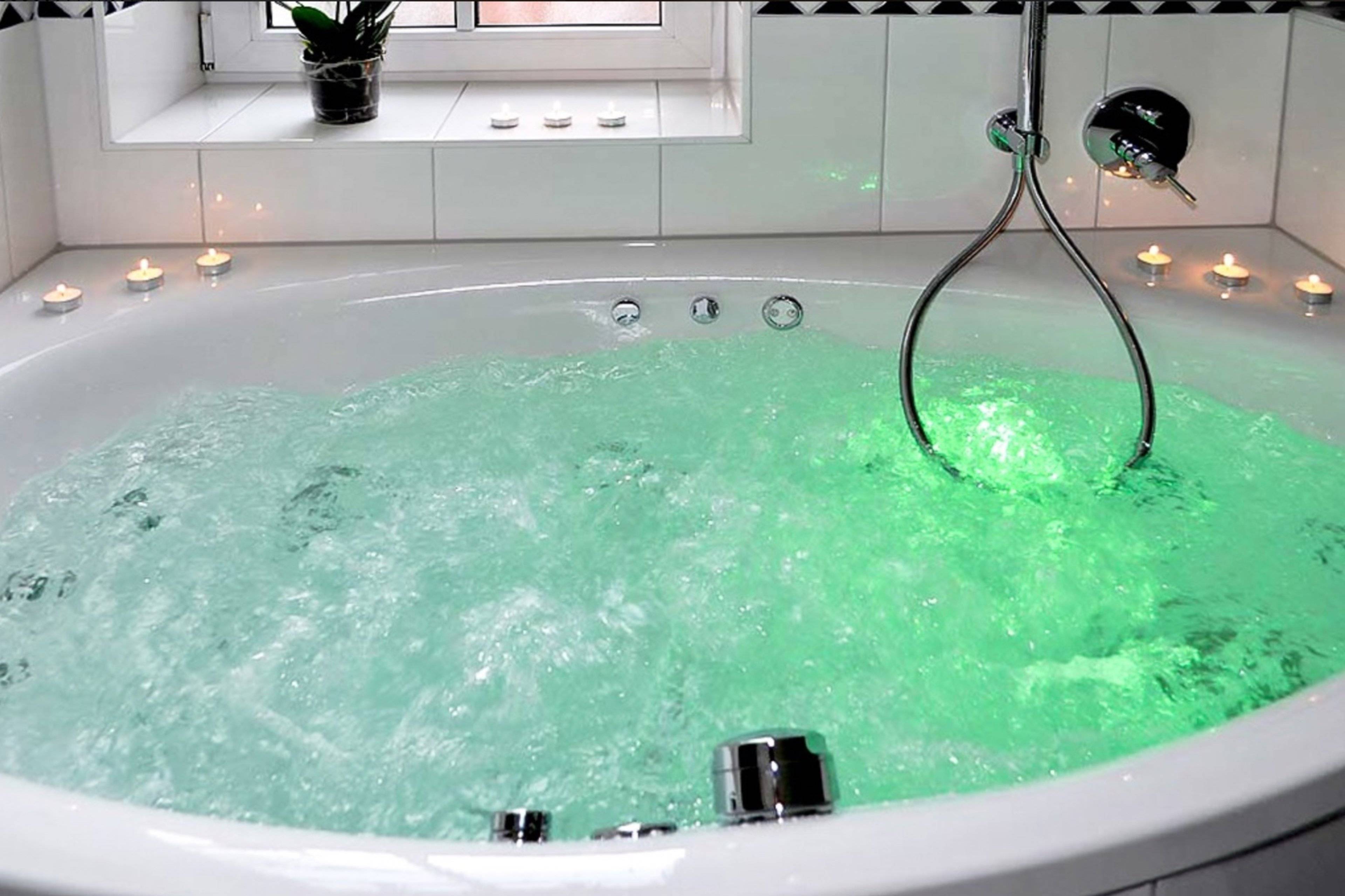 Unterschiedliche Massagefunktionen und Lichterspiel stehen zur Verfügung