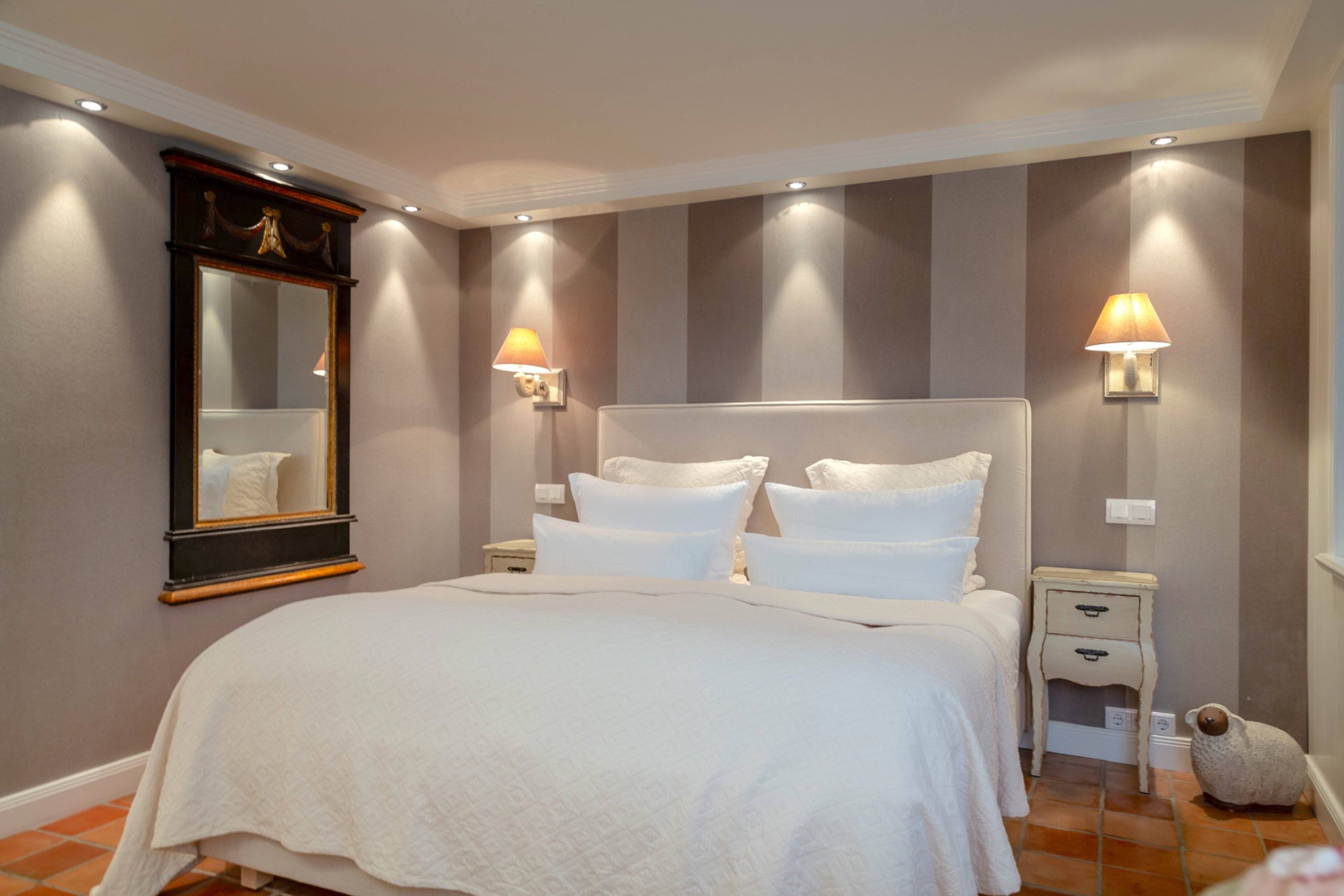 Masterbedroom mit Doppelbett und Flachbildschirm