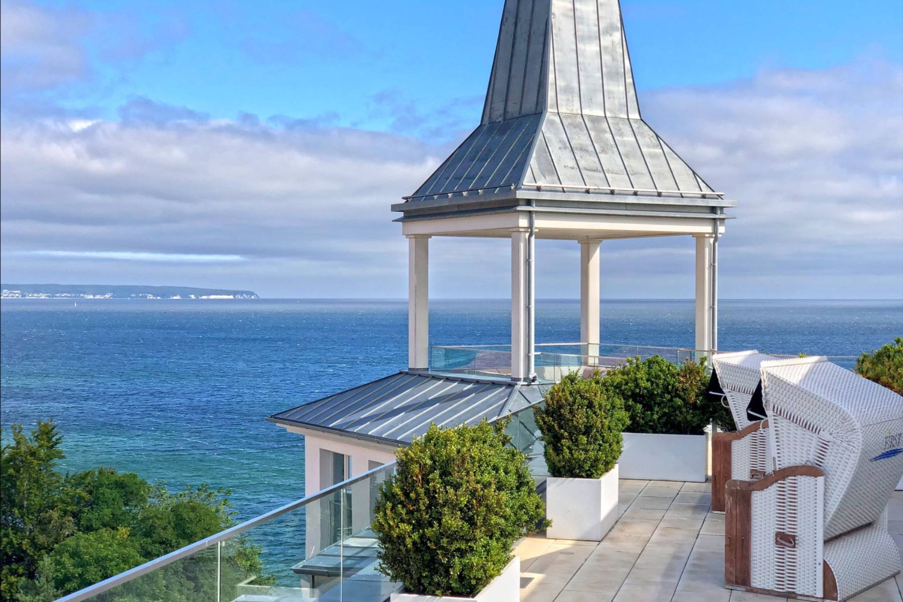 Die Dachterrasse der benachbarten Villa First