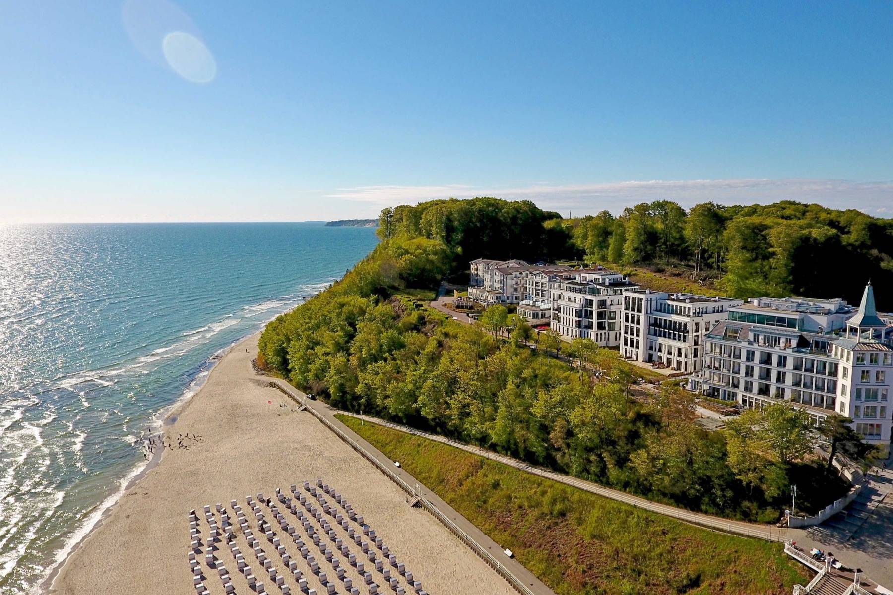 Die exponierte Lage der Villa in direkter Lage zum Badestrand