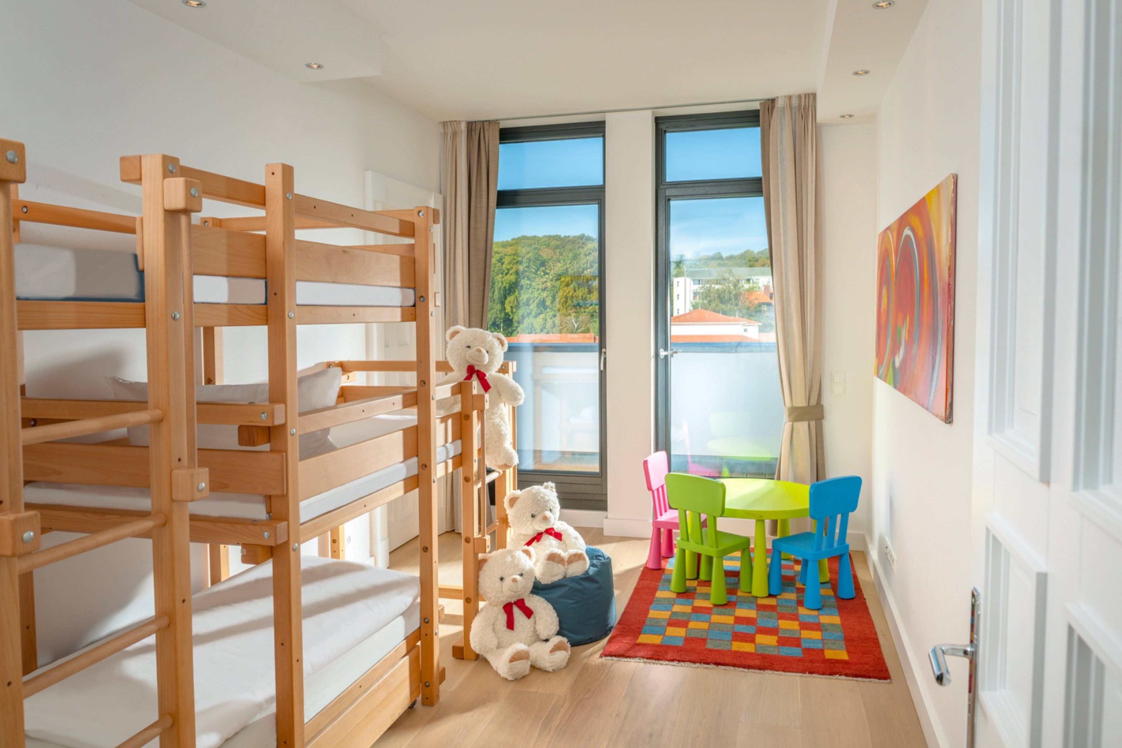 Das Kinderzimmer mit vier Etagenbetten