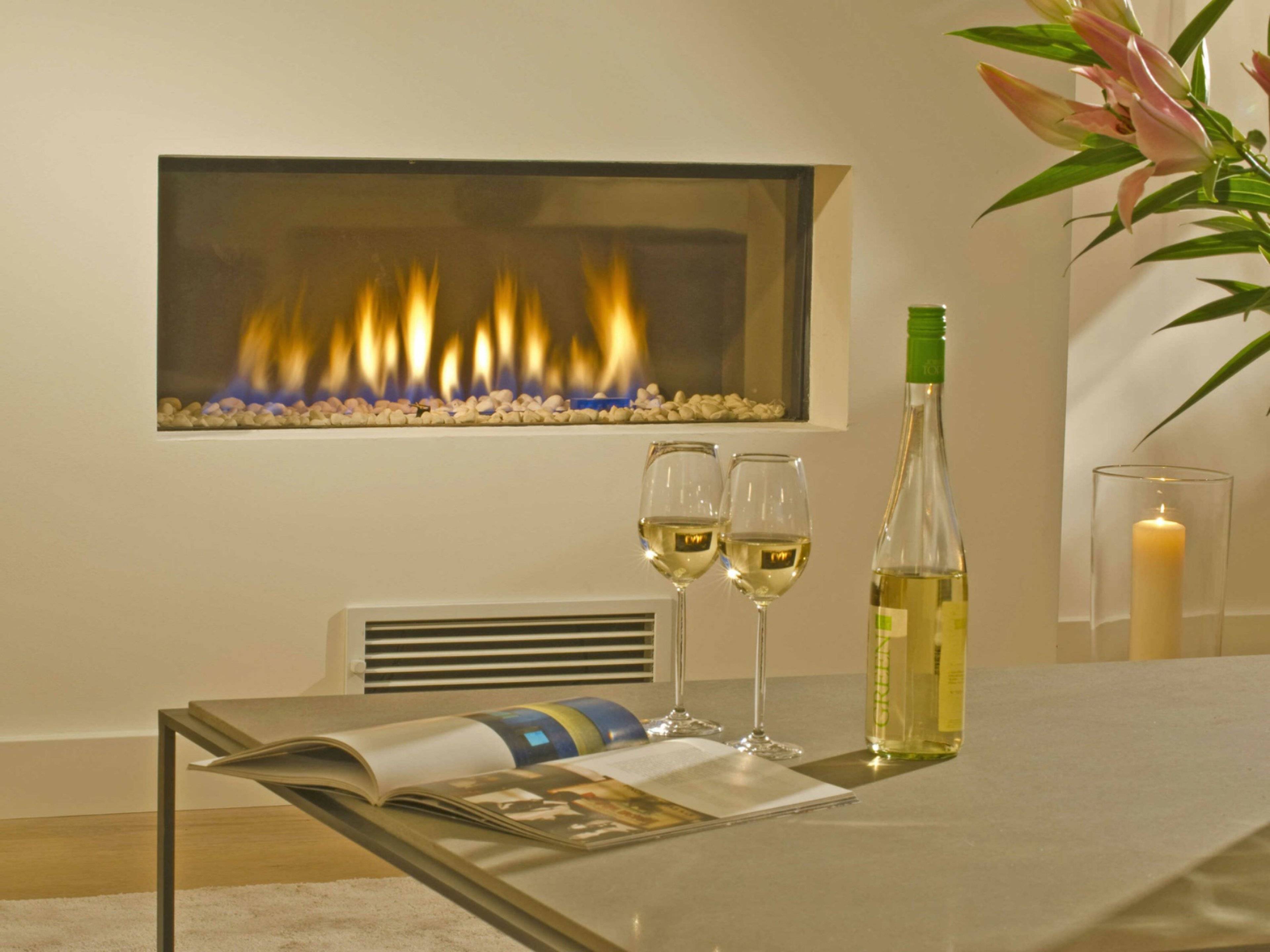 Entspannen Sie nach einem erlebnisreichen Tag bei einem Glas Wein vor dem Kamin