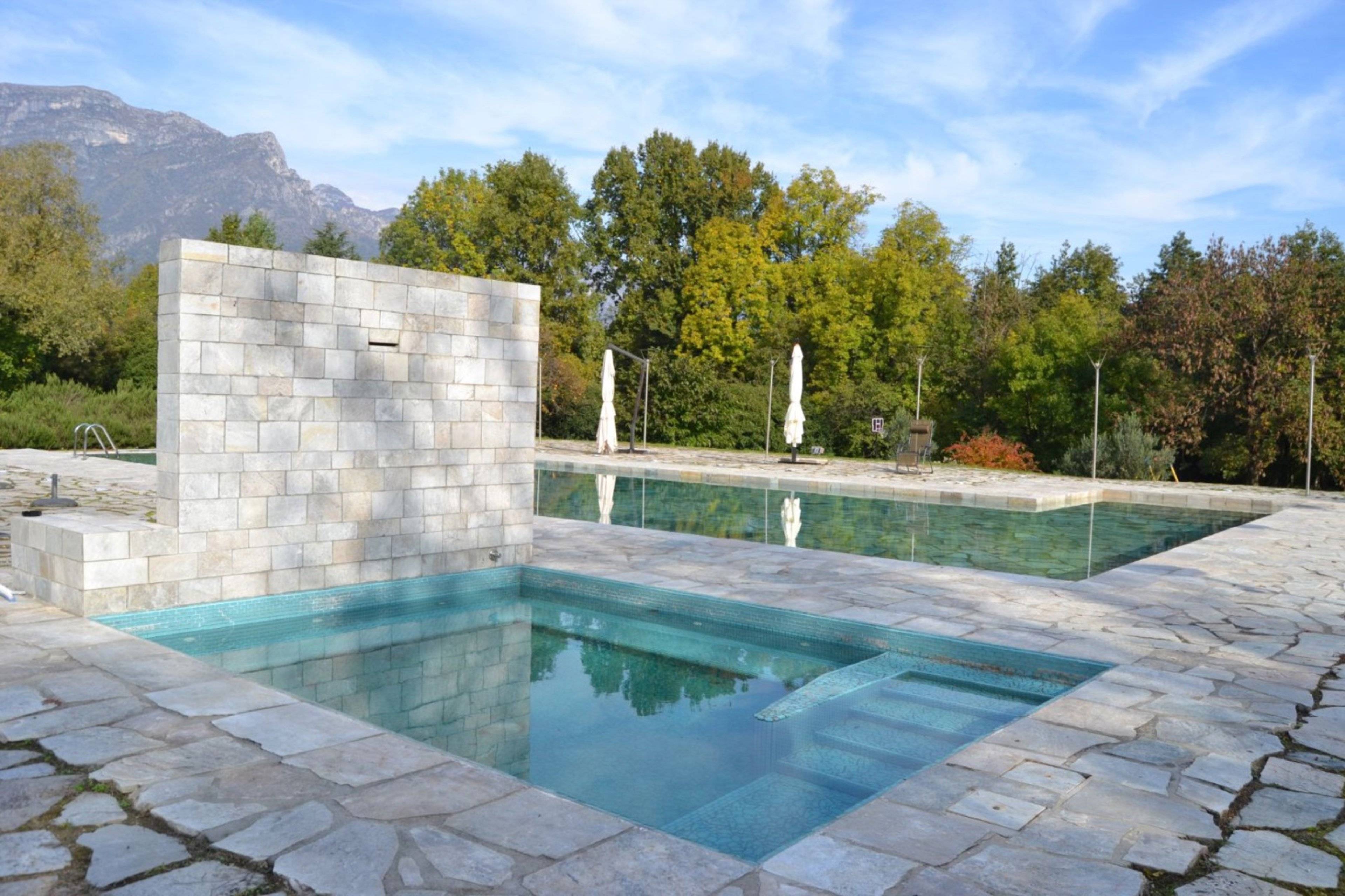 Ein Whirlpool und Pool