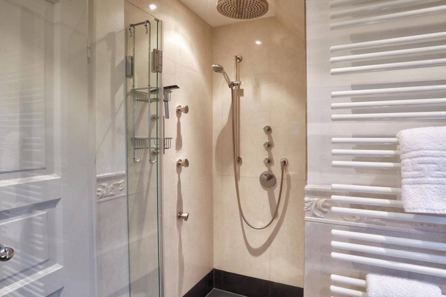 Dusche mit Regendusche und Seitenstrahler