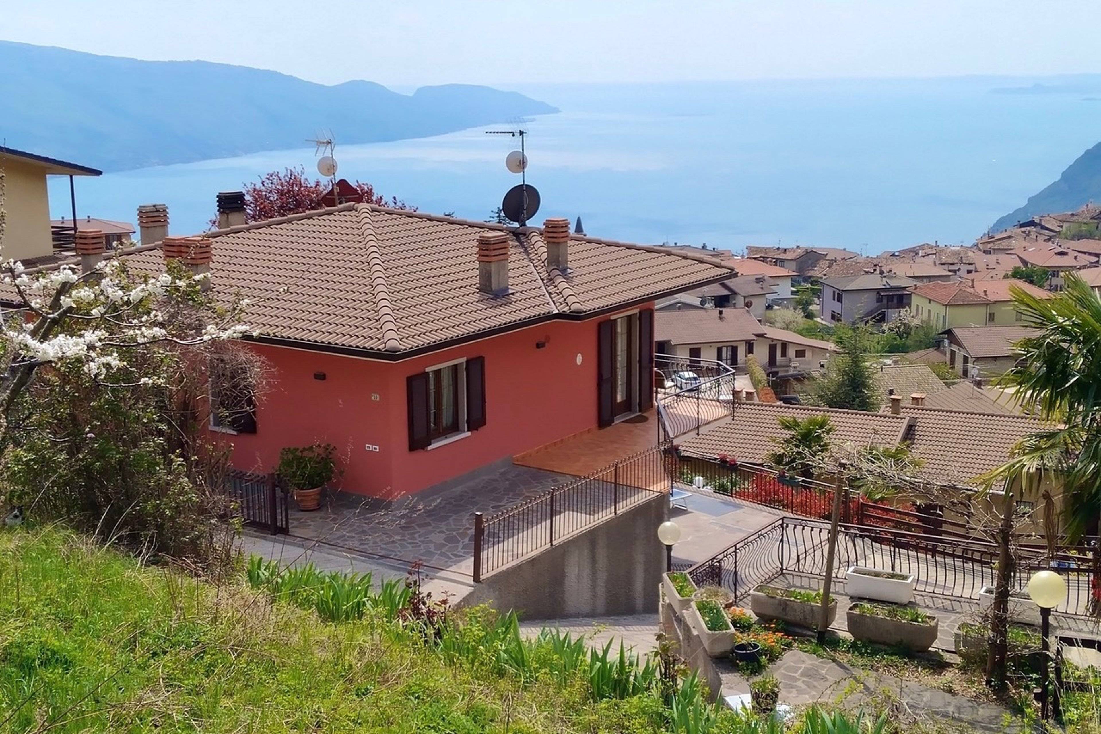 Hausansicht mit Blick auf den See