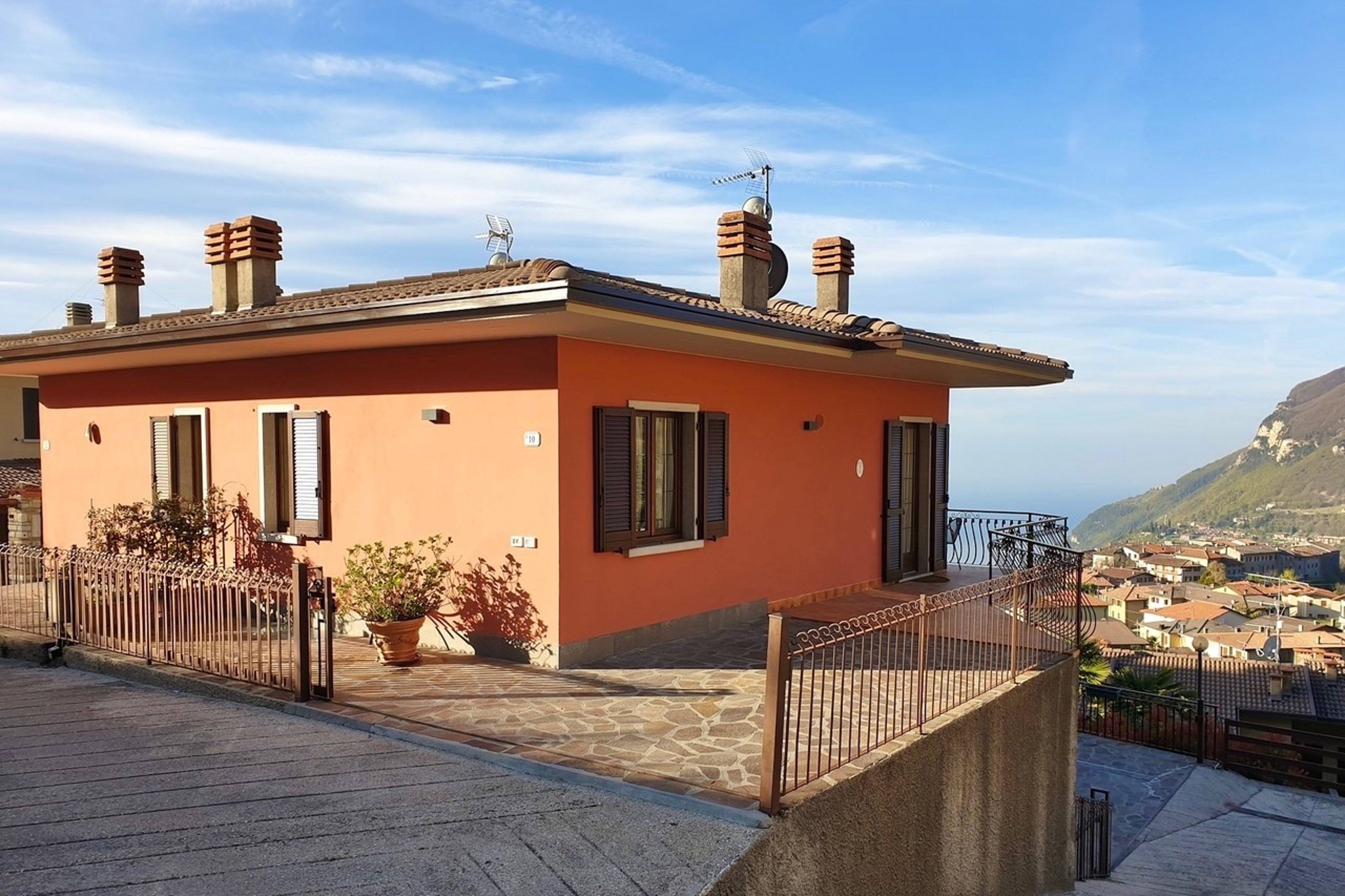 Blick auf die Wohnung mit Parkplatz