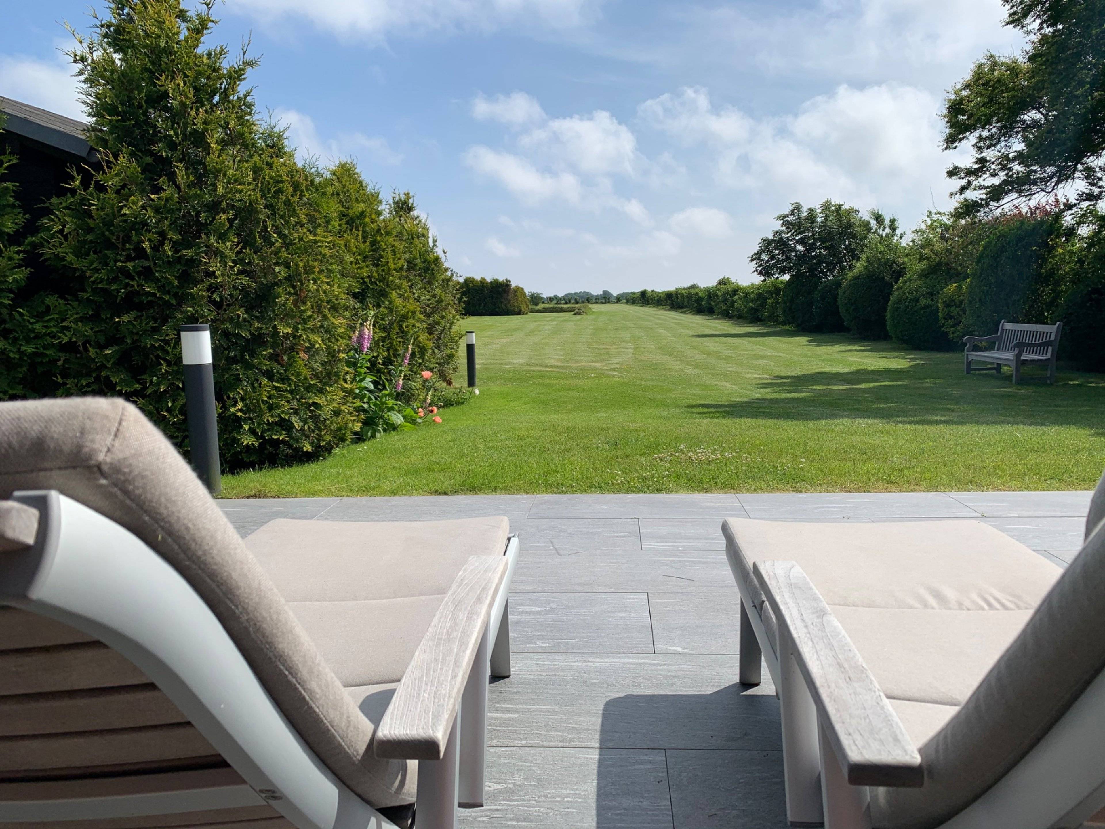 Der Blick auf das lange Grundstück in ruhiger Randlage