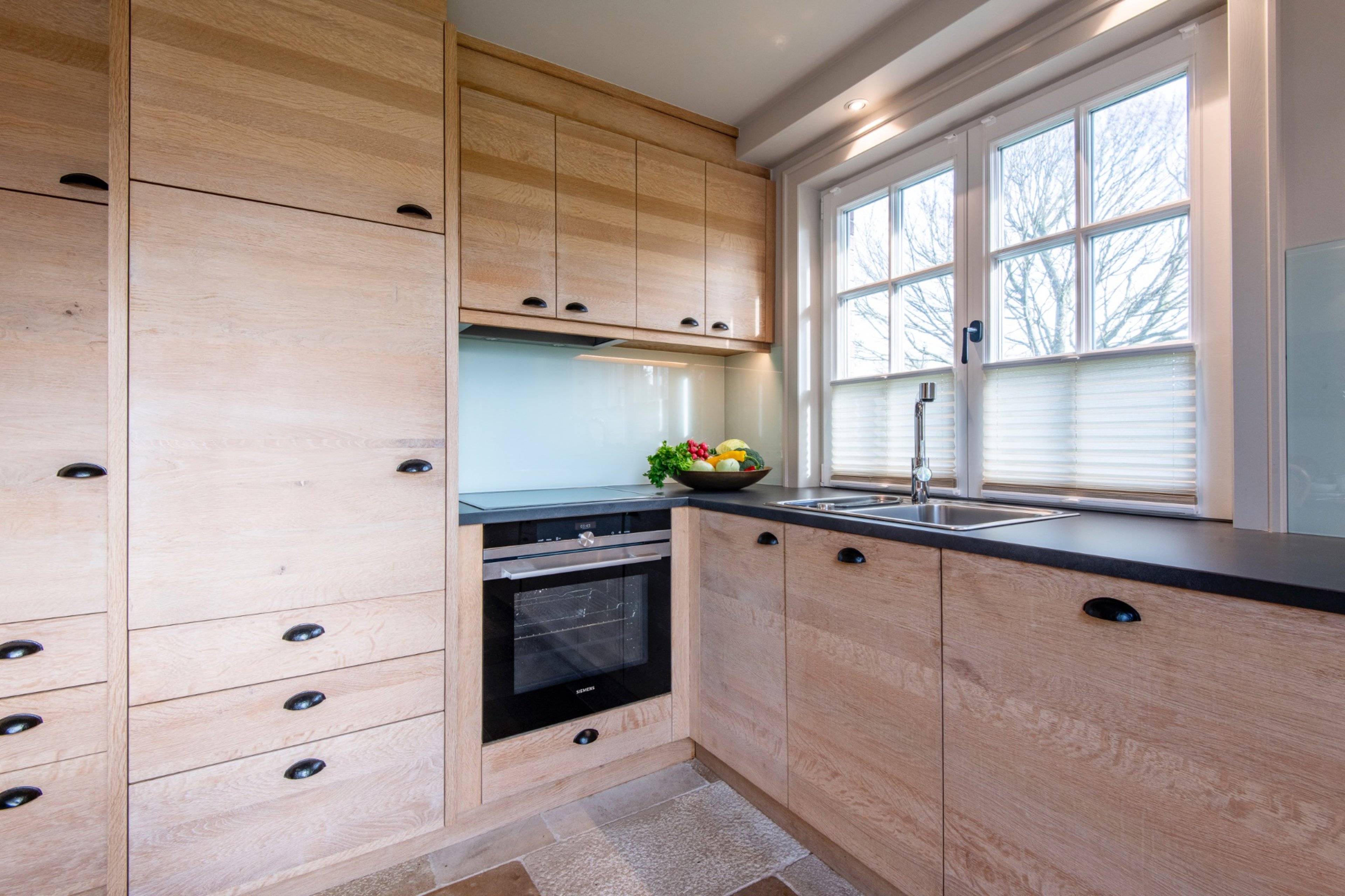 Die Küche wurde aus Massivholz maßgerfertigt