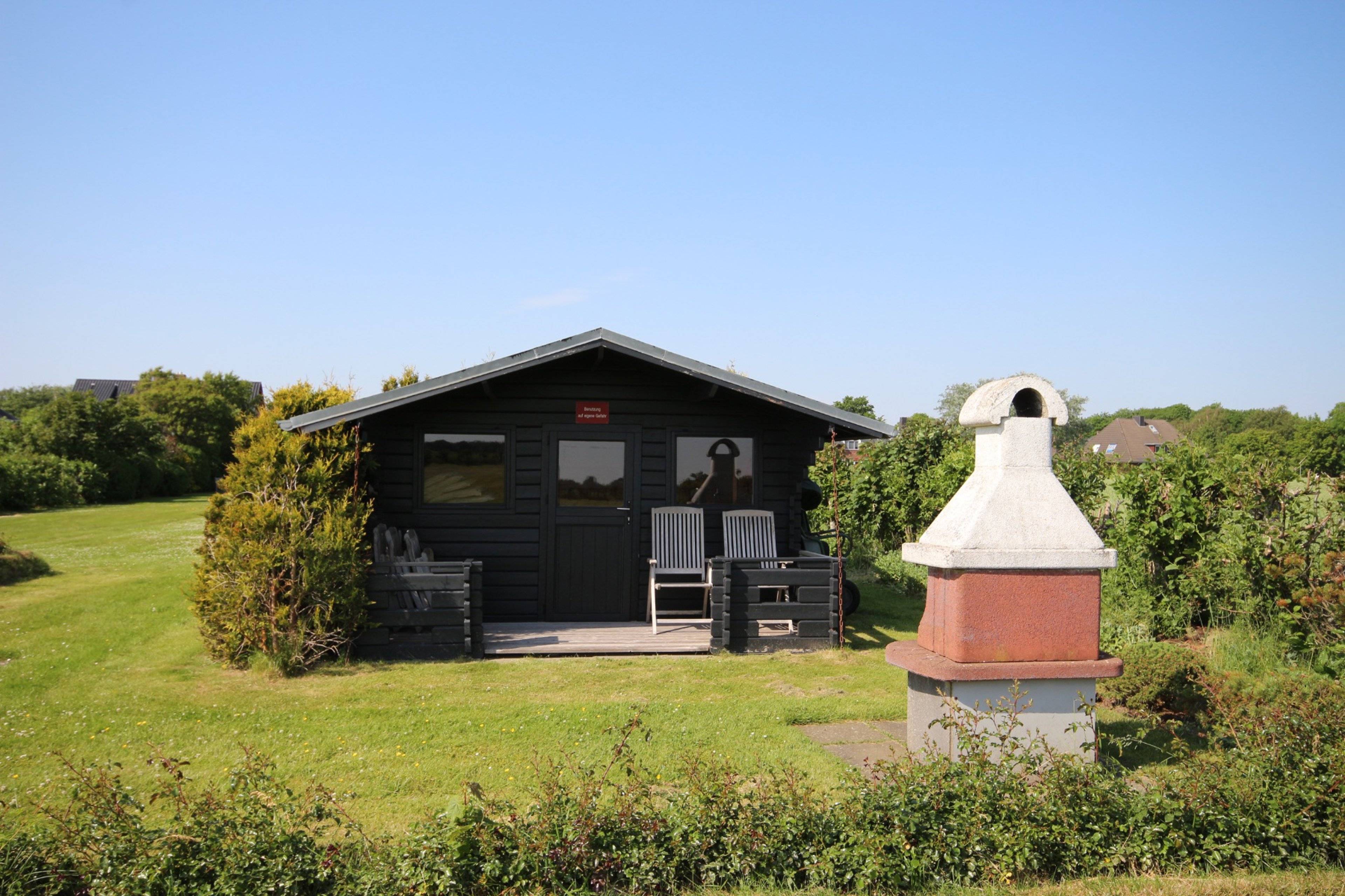 Ganz hinten auf dem Grundstück steht das separate Grillhaus 