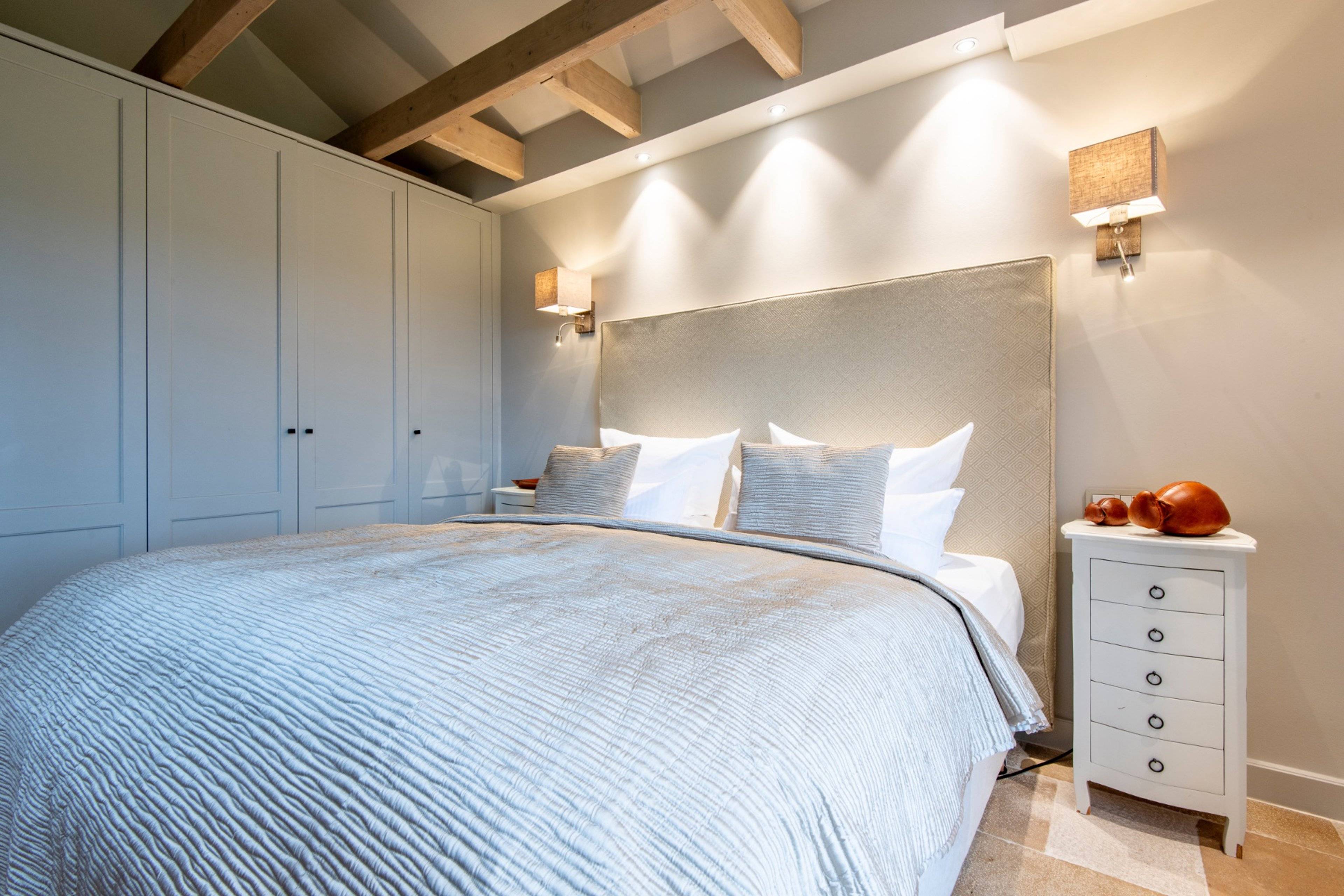 Bei Bedarf ist das Bett elektrisch verstellbar