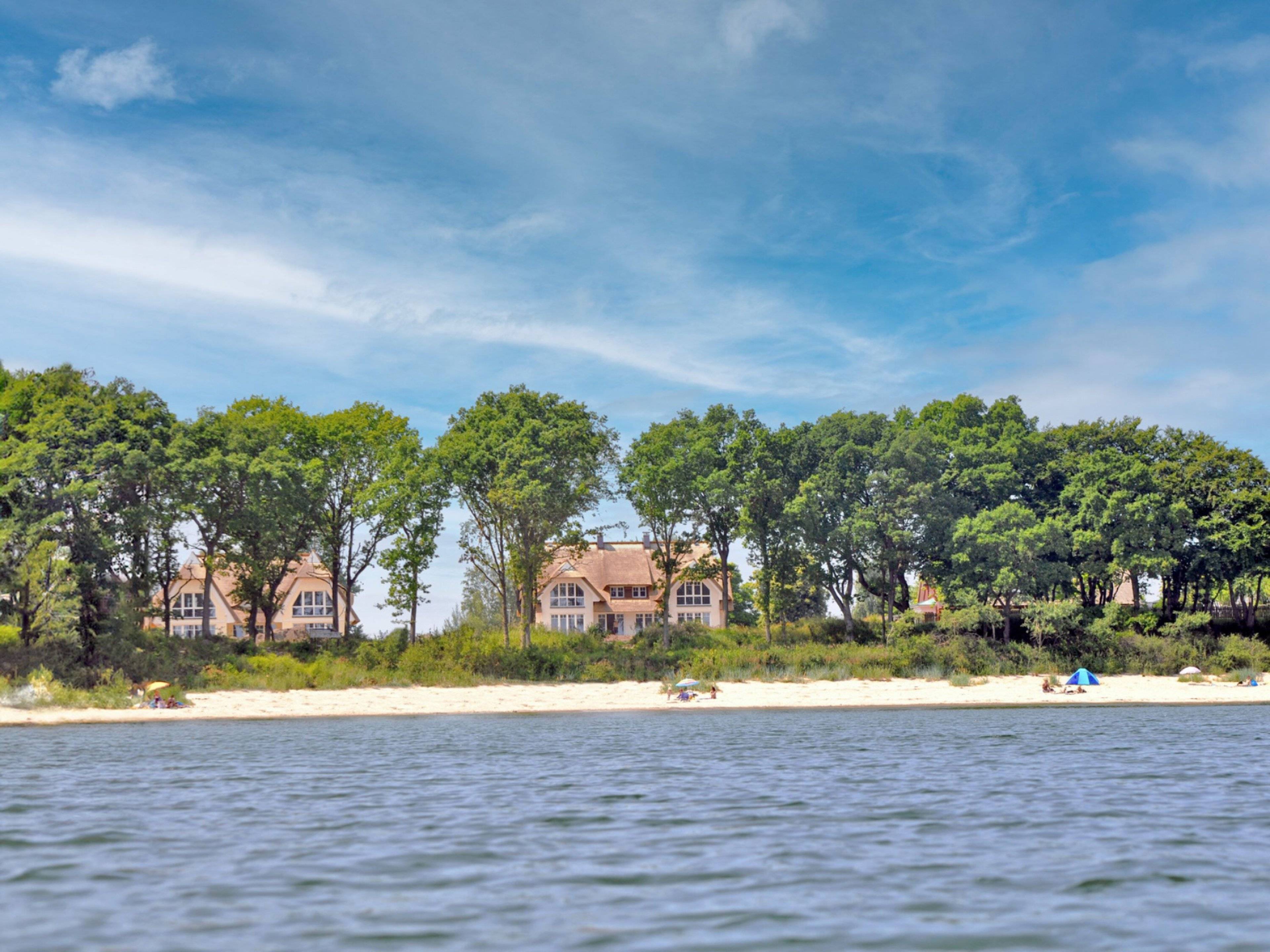 Der Blick vom Meer auf das Ferienhaus Strandreethus 2  in Lobbe