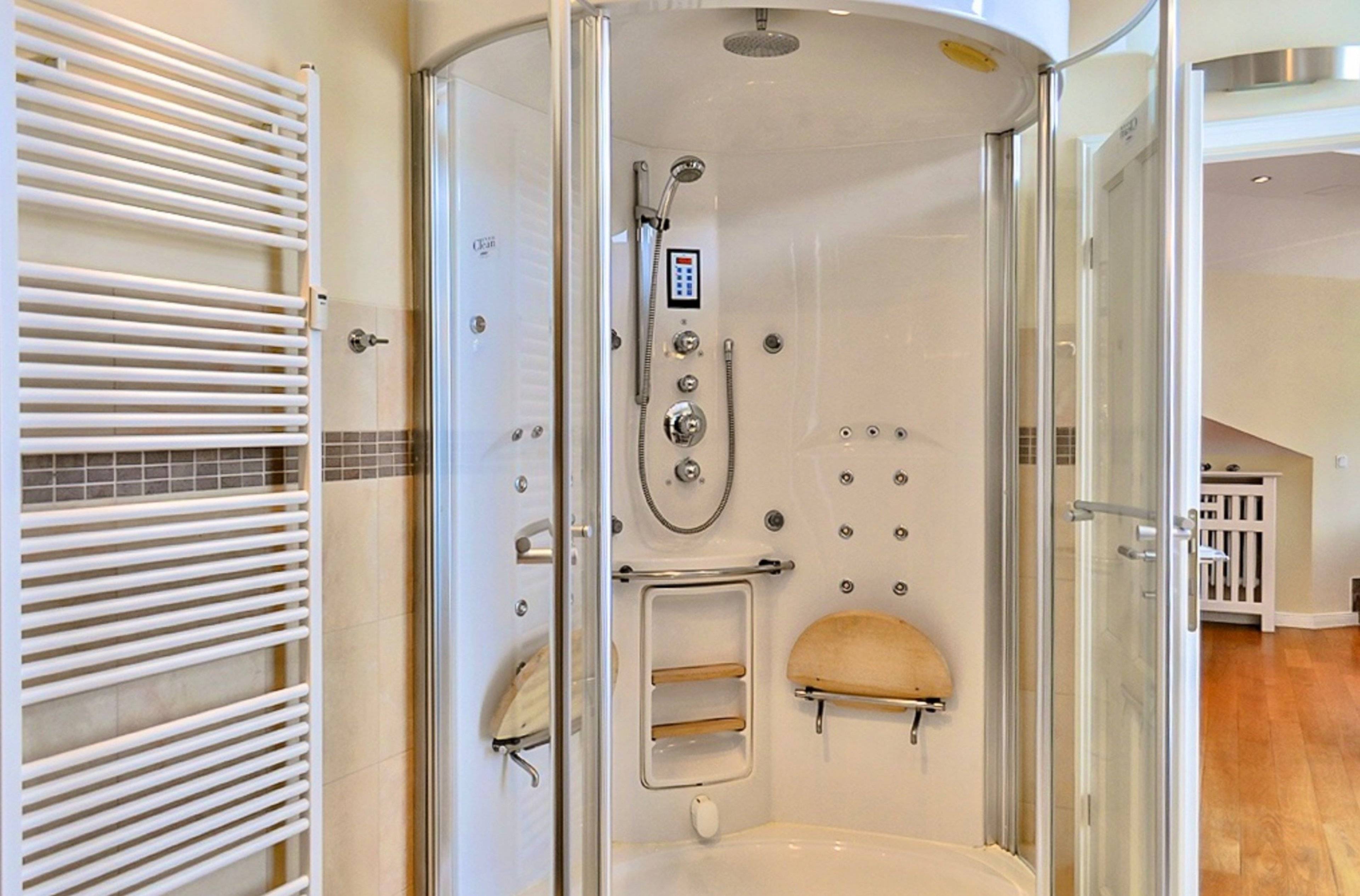 Badezimmer mit Duschtempel