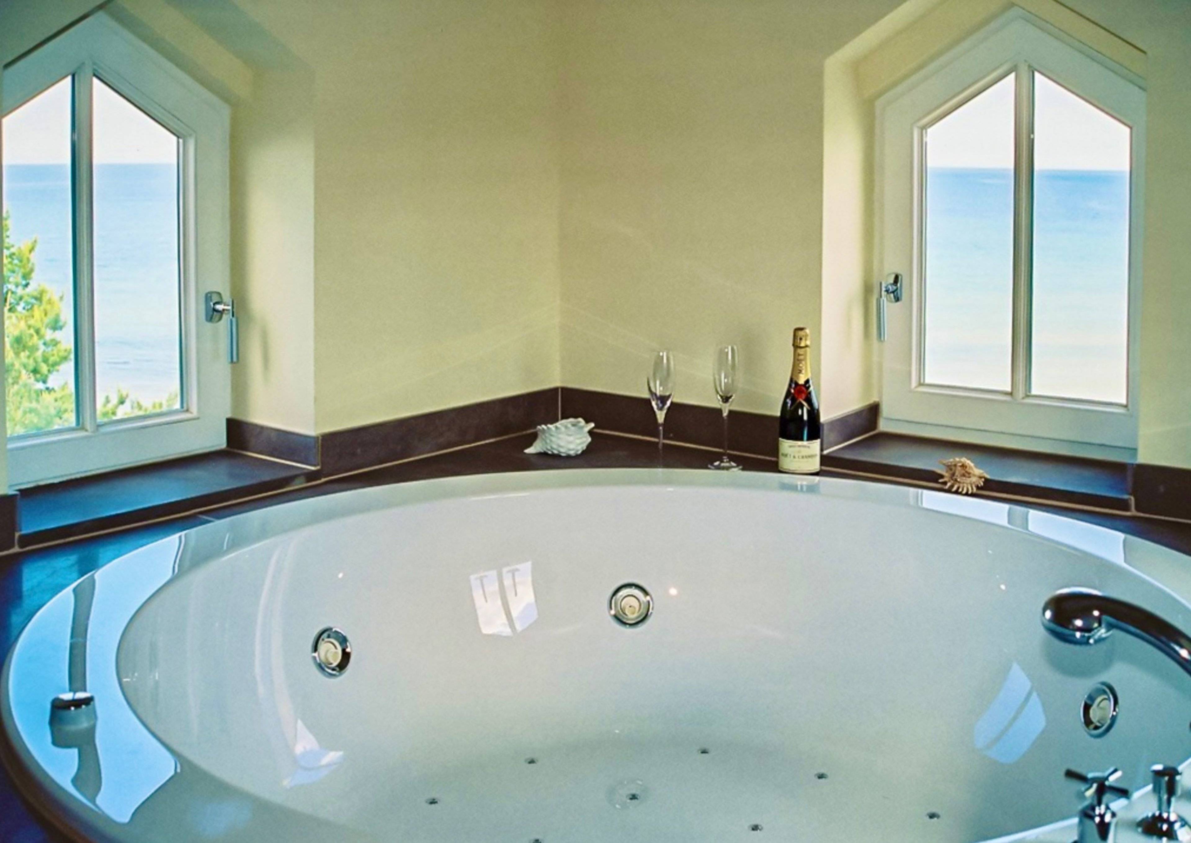 Entspannen Sie im Whirlpool mit Blick auf die Ostsee