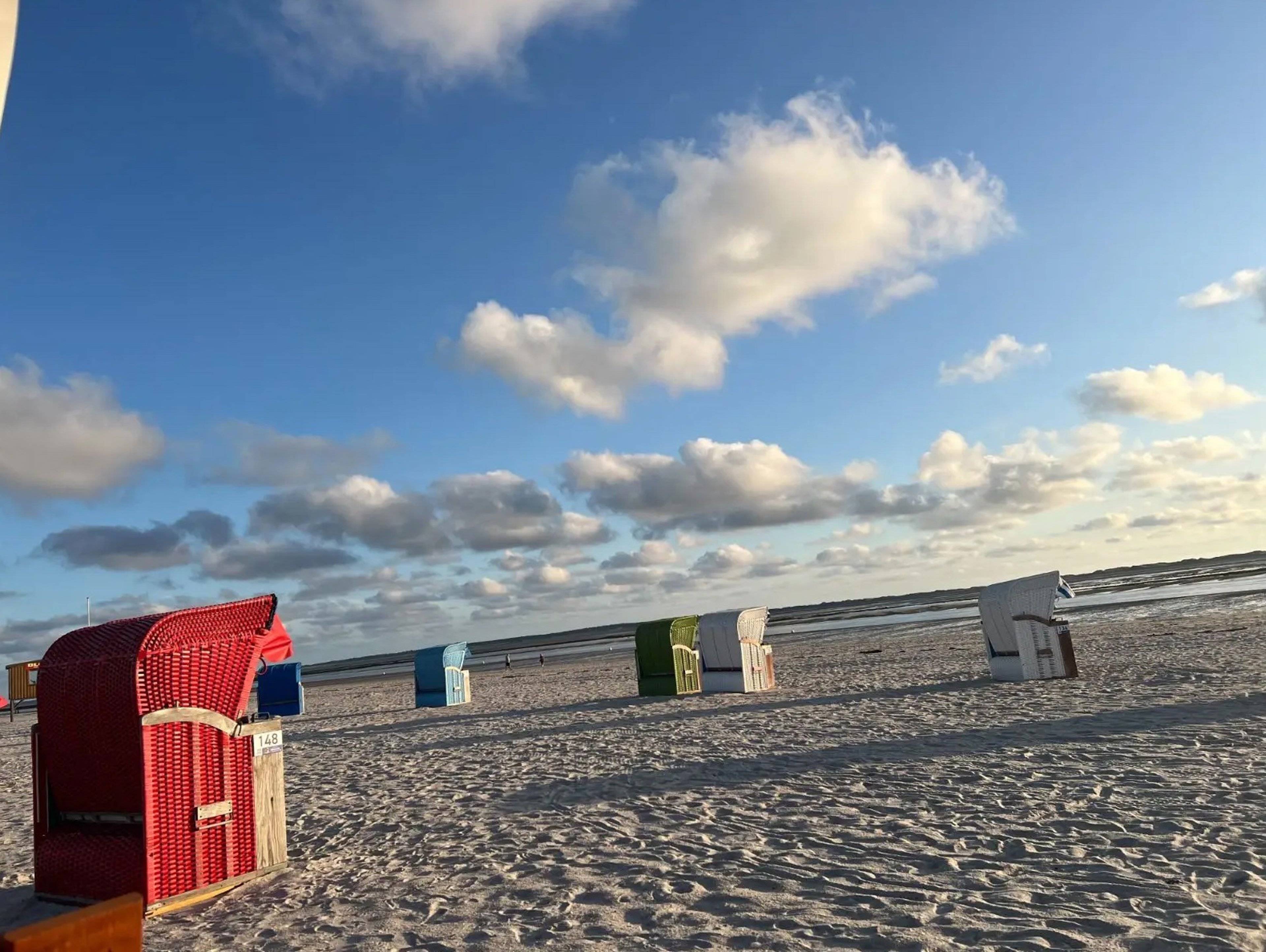 reservierter Strandkorb am Strand 