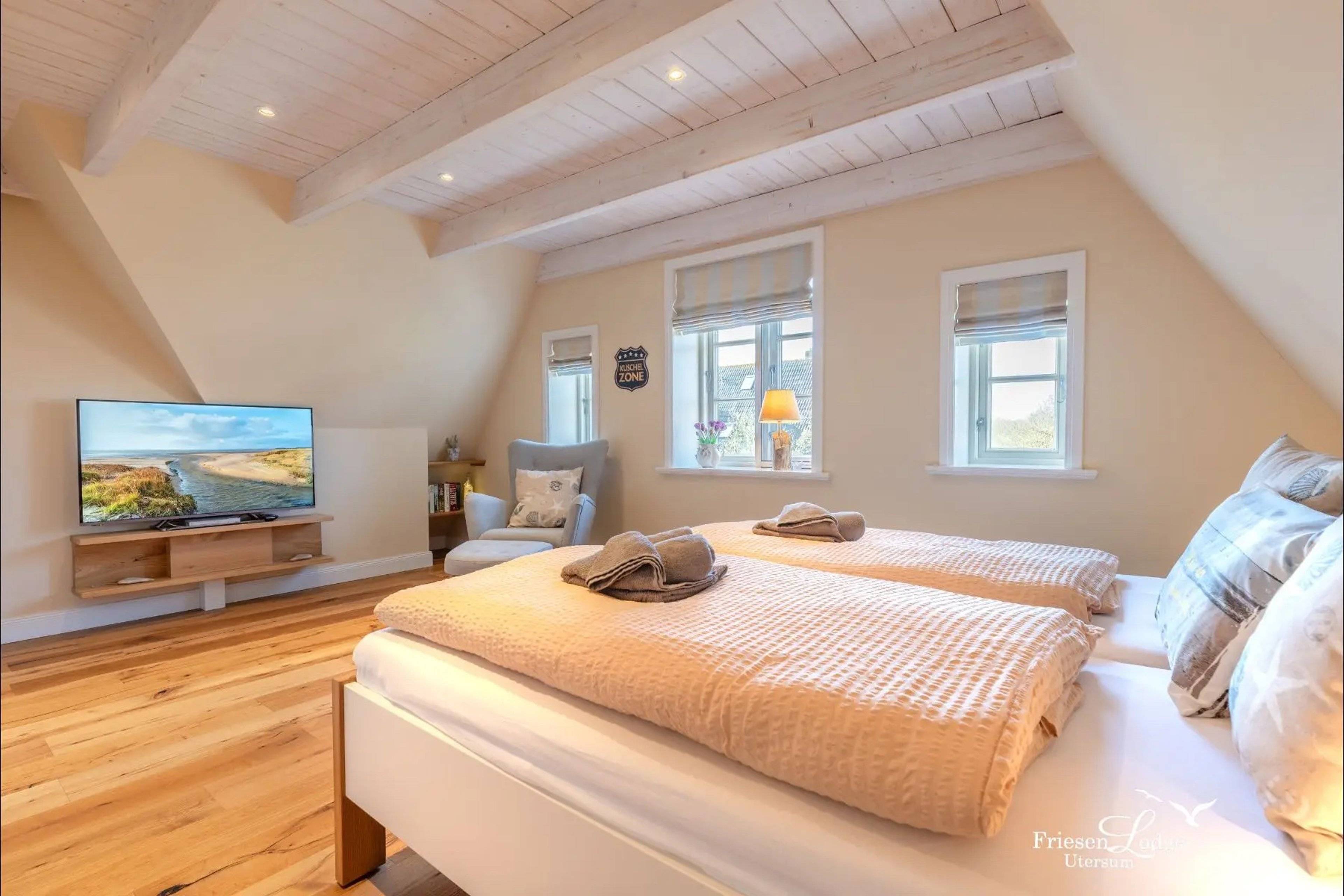 Masterbedroom mit TV / DVD Player  und Schranksafe