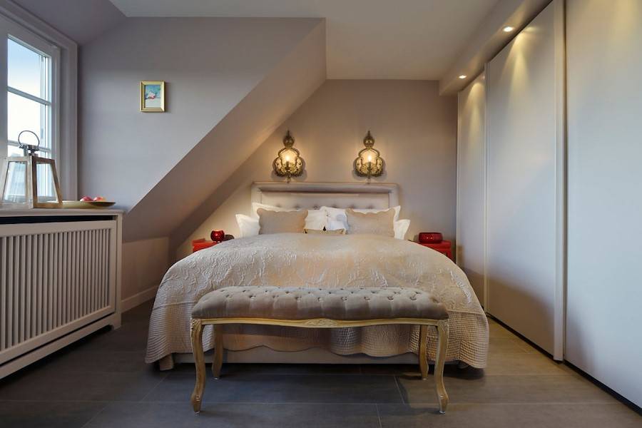 Ein Schlafzimmer mit großem Doppelbett und viel Platz für die Garderobe.