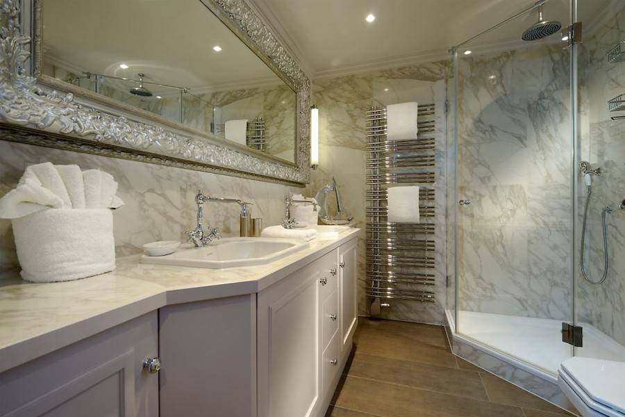 Viel Platz und Abstellfläche bietet auch das Badezimmer im Obergeschoss.