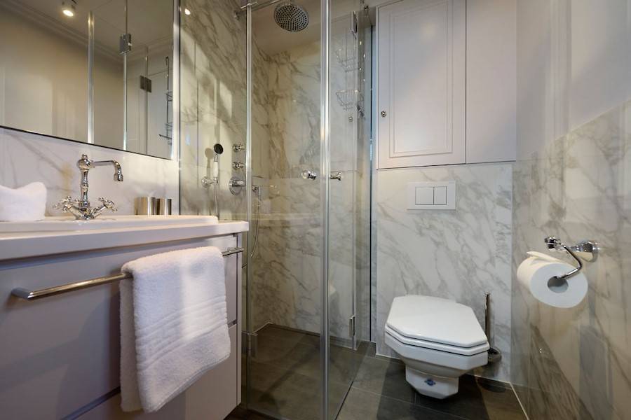 Das mit weißem Marmor verkleidete Duschbad im Erdgeschoss.