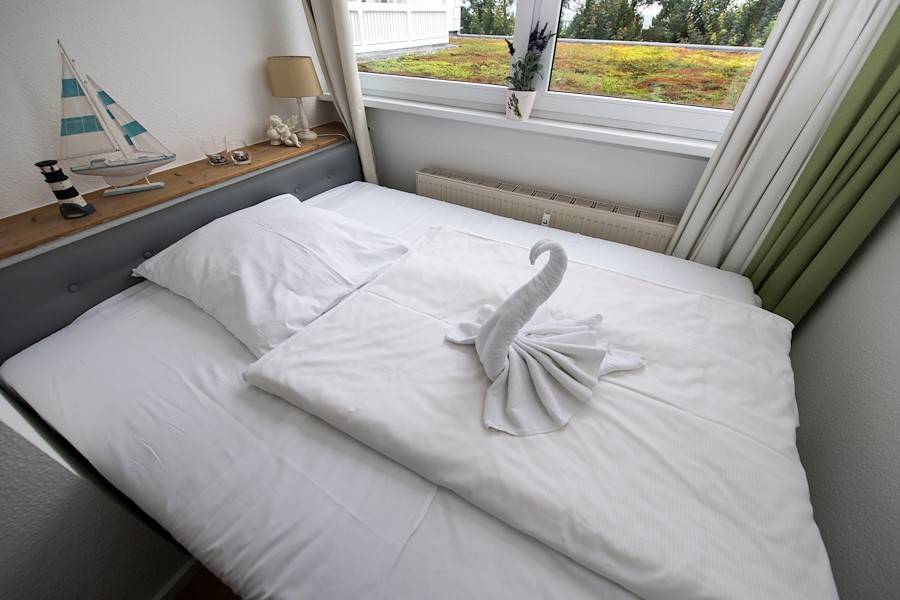 Großzügiges Doppelbett für einen erholsamen Schlaf