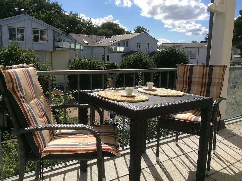 Genießen Sie die Sonne auf dem Balkon