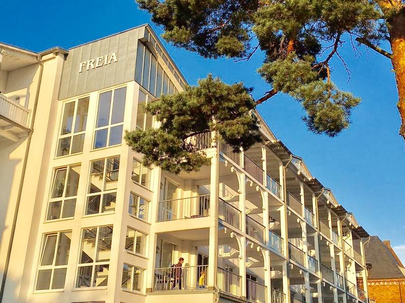 Der Ostseestrand, die Seebrücke, zahlreiche Restaurants sowie Einkaufsmöglichkeiten befinden sich in unmittelbarer Nähe