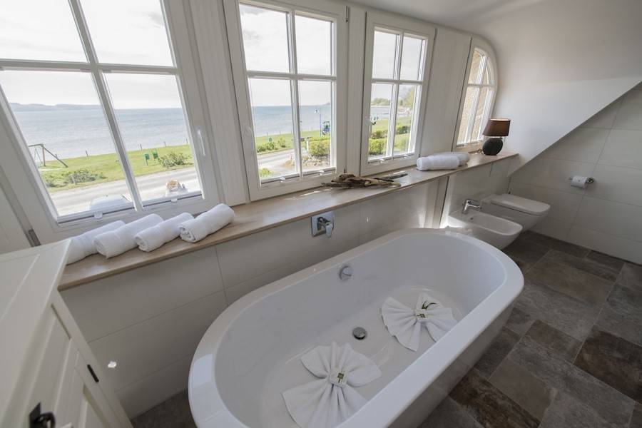 Auch vom Bad großartiger Blick aufs Meer