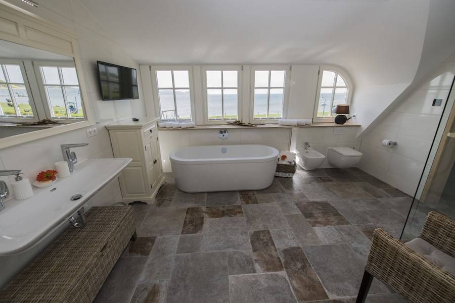 Fernsehen oder Meerblick? In diesem Bad ist beides möglich.
