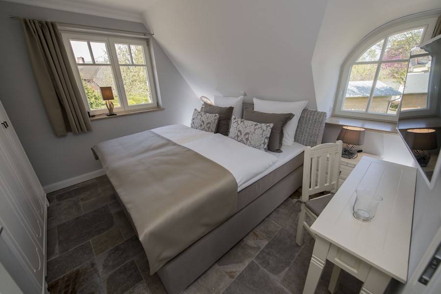 Ein zweites Schlafzimmer mit Doppelbett im Obergeschoss.
