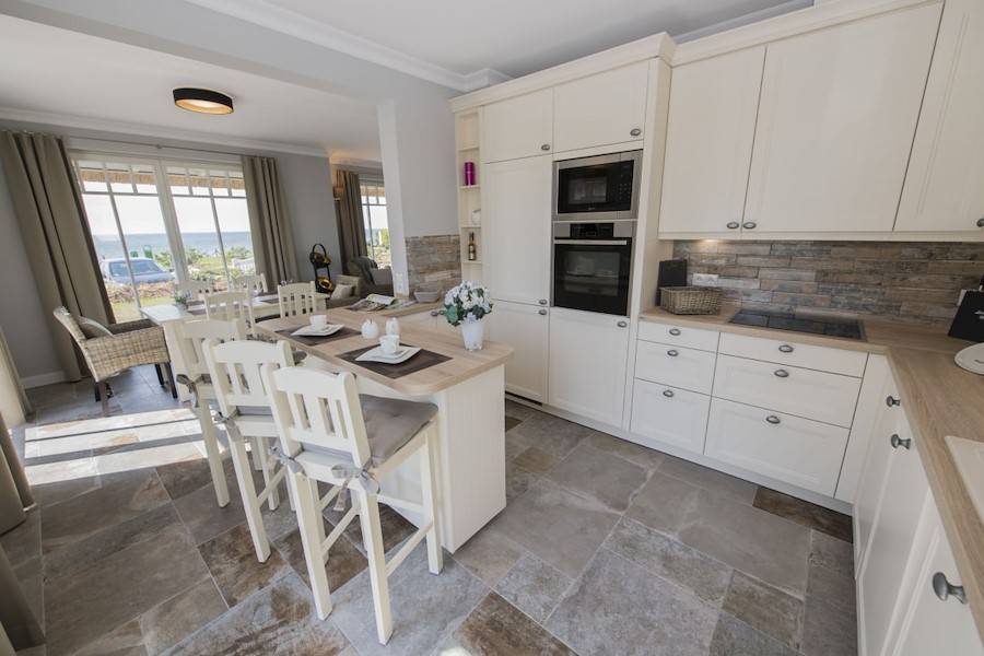 Fröhliches Zusammensein in der großen Küche mit Theke.
