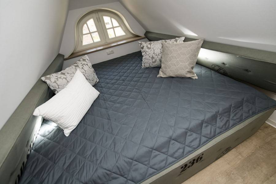 Zwei einzelne Kajütenbetten befinden sich im Dachgeschoss
