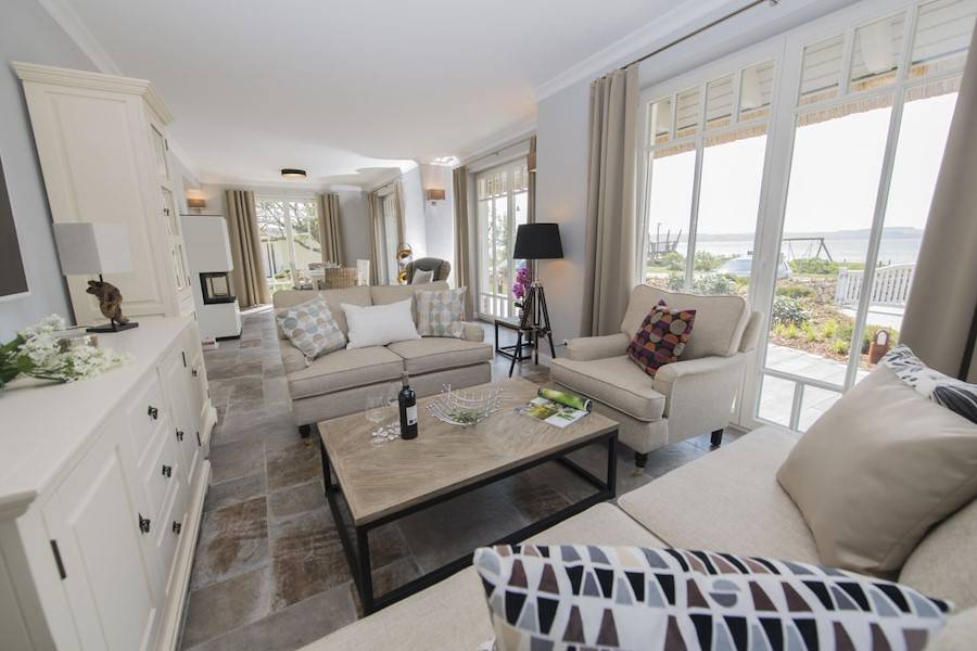 Der gemütliche Wohnbereich mit Meerblick.
