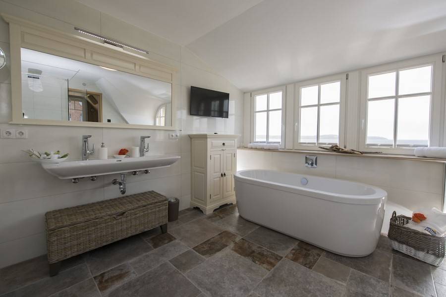 Mit Doppelwaschbecken und Flachbildschirm