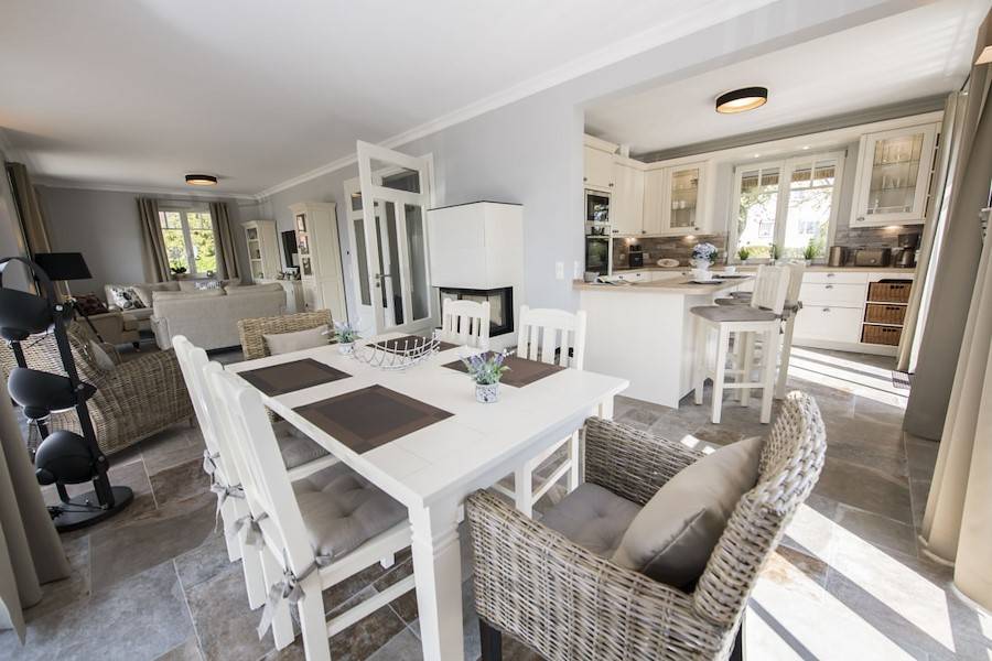 Nehmen Sie Platz. Wir wünschen einen guten Appetit
