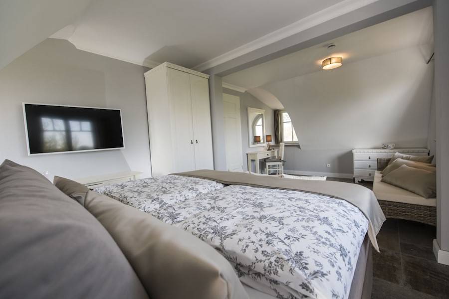 Geräumiges Masterbedroom mit Flachbildschirm und Schminktisch