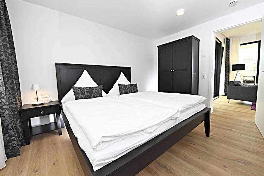 Das zweite Schlafzimmer mit einem Doppelbett und Bad en suite