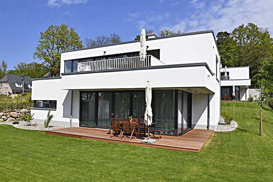 Das moderne Haus mit großem Garten