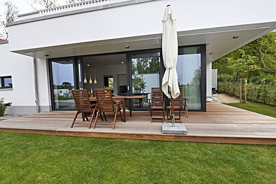 Großzügige Terrasse mit Gartenmöbel und Sonnenschirm